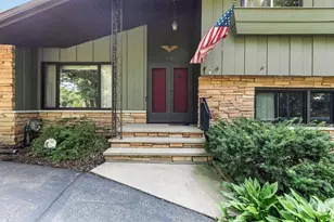 110 Woodside Ct, Neenah, WI 54956 - Photo 2