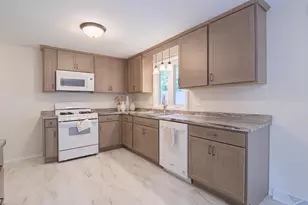 517 Kelly Jo Dr, Green Bay, WI 54303 - Photo 8