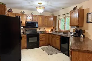 2884 Westmoor Rd, Oshkosh, WI 54904 - Photo 8
