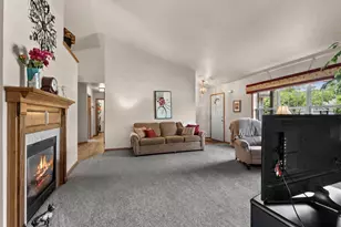 3487 Chatsworth Dr, Green Bay, WI 54313 - Photo 6