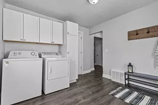 402 E Harding Dr, Appleton, WI 54915 - Photo 14