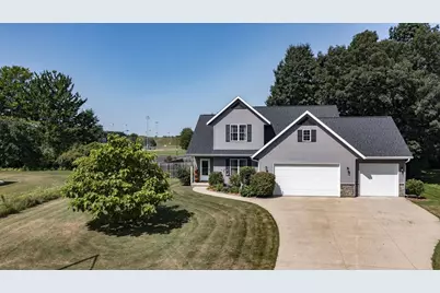 820 Woodland Circle, Waupaca, WI 54981 - Photo 2
