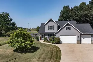 820 Woodland Cir, Waupaca, WI 54981 - Photo 2