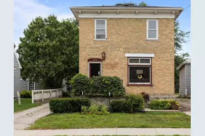 303 E Parkway Avenue, Oshkosh, WI 54901 - Photo 2
