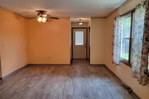 105 Tamarack Cir, Hartford, WI 53027 - Photo 6