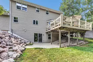 2719 Woodland Hills Ct, Green Bay, WI 54311 - Photo 8