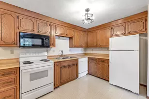 1045 Marvelle Ln, Green Bay, WI 54304 - Photo 4