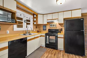 1427 Oak St, Oshkosh, WI 54901 - Photo 2