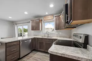 2406 Hendricks Ave, Kaukauna, WI 54130 - Photo 8