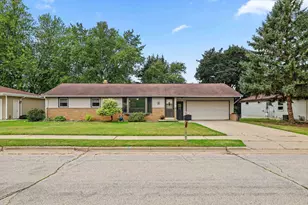 374 Skyline Blvd, Green Bay, WI 54302 - Photo 2