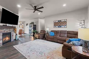 512 Pebblestone Cir, Hobart, WI 54155 - Photo 4
