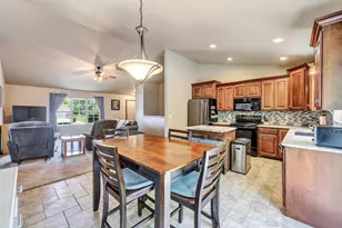 1927 Cross Creek Cir, De Pere, WI 54115 - Photo 6