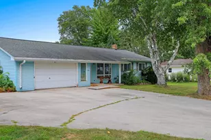 1648 View Ln, Green Bay, WI 54313 - Photo 2