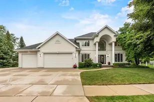 601 E Carrington Ln, Appleton, WI 54913 - Photo 2