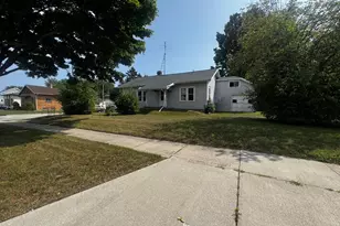 1601 Dewey St, Manitowoc, WI 54220 - Photo 2