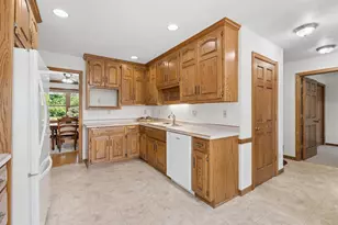 120 E Glenbrook Dr, Pulaski, WI 54162 - Photo 8