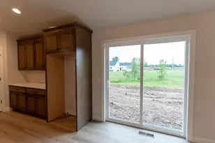 W5890 Edgewood Dr, Menasha, WI 54952 - Photo 8