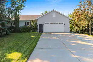 5050 Redbud Ct, Green Bay, WI 54311 - Photo 10