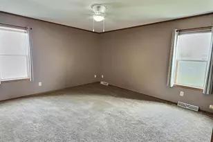 2756 Clover St, Oshkosh, WI 54901 - Photo 10