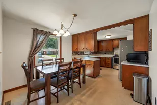 2310 N Idlewild Ct, Green Bay, WI 54303 - Photo 2