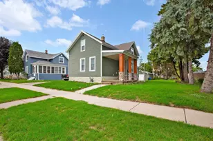 822 W 11th Ave, Oshkosh, WI 54902 - Photo 1