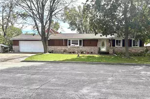 241 Butte Des Morts Dr, Menasha, WI 54952 - Photo 1