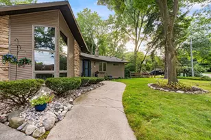 3046 Bayview Dr, Green Bay, WI 54311 - Photo 4
