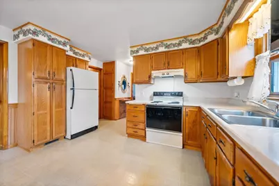 815 Irvington Street, Green Bay, WI 54304 - Photo 8