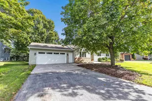610 S Wild Rose Ln, Appleton, WI 54914 - Photo 2