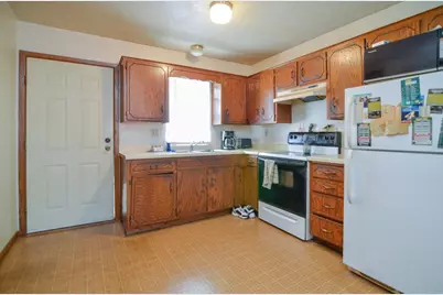 607 Victoria Court, Green Bay, WI 54311 - Photo 4