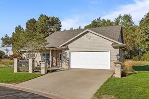 3889 N Crosscreek Cir, Appleton, WI 54913 - Photo 2