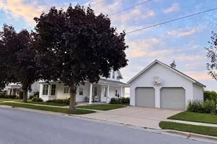 218 N Joliet Ave, Sturgeon Bay, WI 54235 - Photo 2