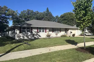135 N Meadow St, Oshkosh, WI 54902 - Photo 2
