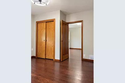 1141 S Oakland Avenue, Green Bay, WI 54304 - Photo 4