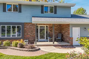 2543 W Sunnyview Cir, Appleton, WI 54914 - Photo 2