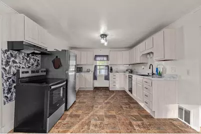 333 W 11th Avenue, Oshkosh, WI 54902 - Photo 2