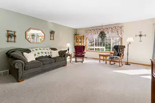 2131 Deer Prairie Dr, Neenah, WI 54956 - Photo 2