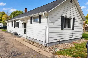 127 Plummer Ave, Neenah, WI 54956 - Photo 4