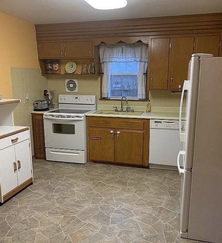 1529 Pleasure Dr, Madison, WI 53704-3825