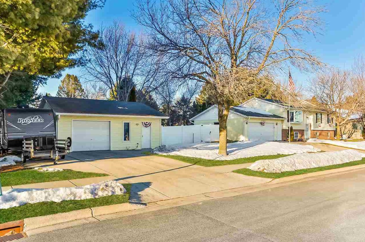 1676 Silverado Dr, Sun Prairie, WI 53590-3022