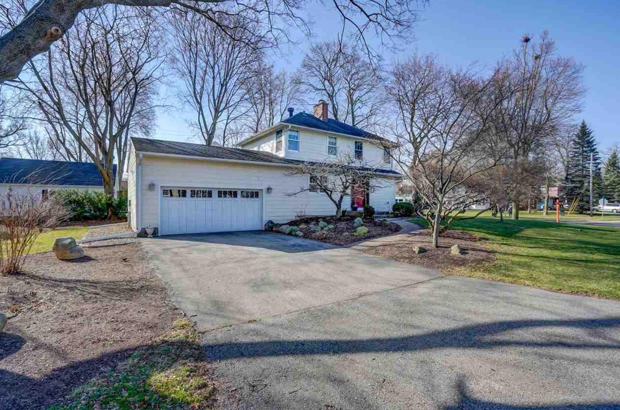 395 Woodland Cir, Madison, WI 53704-5948