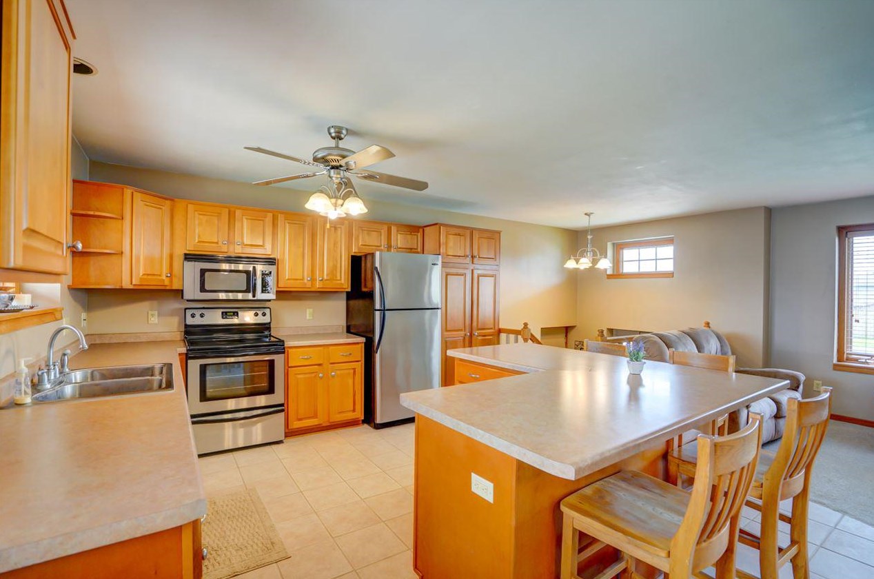 1786 Colony Cir, Sun Prairie WI  53590-3083 exterior