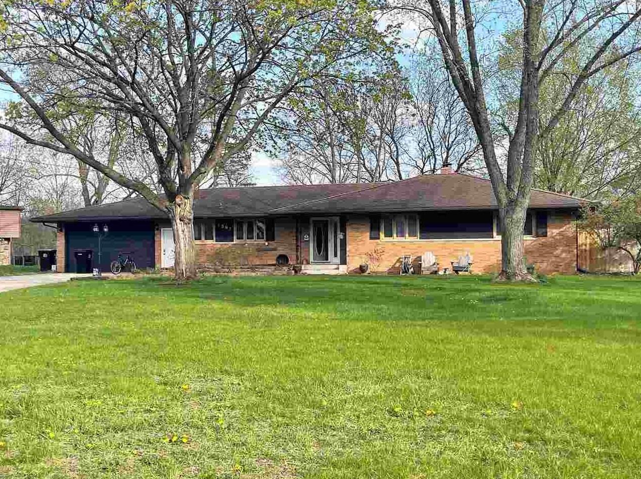 1807 Arrowhead Dr, Beloit, WI 53511-3809