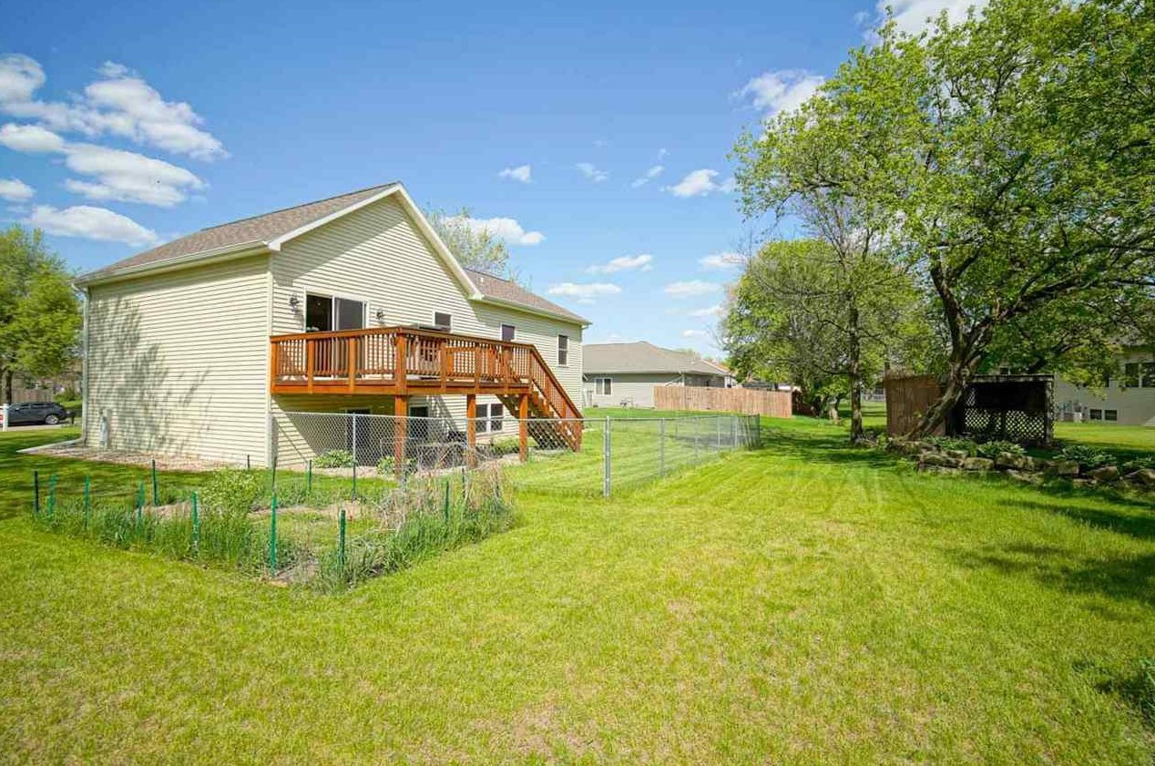 411 Dalogasa Dr, Arena, WI 53503-9111
