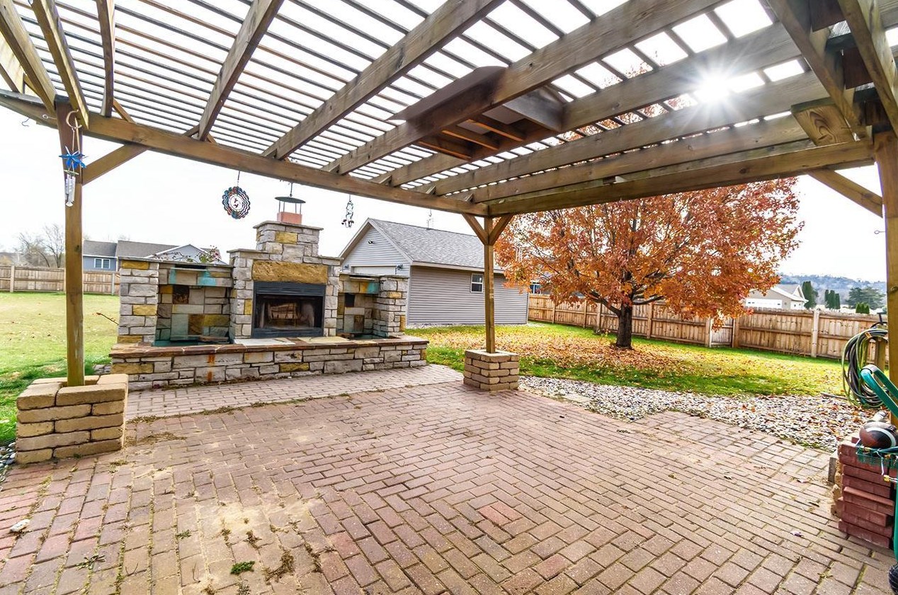 402 Dalogasa Dr, Arena, WI 53503