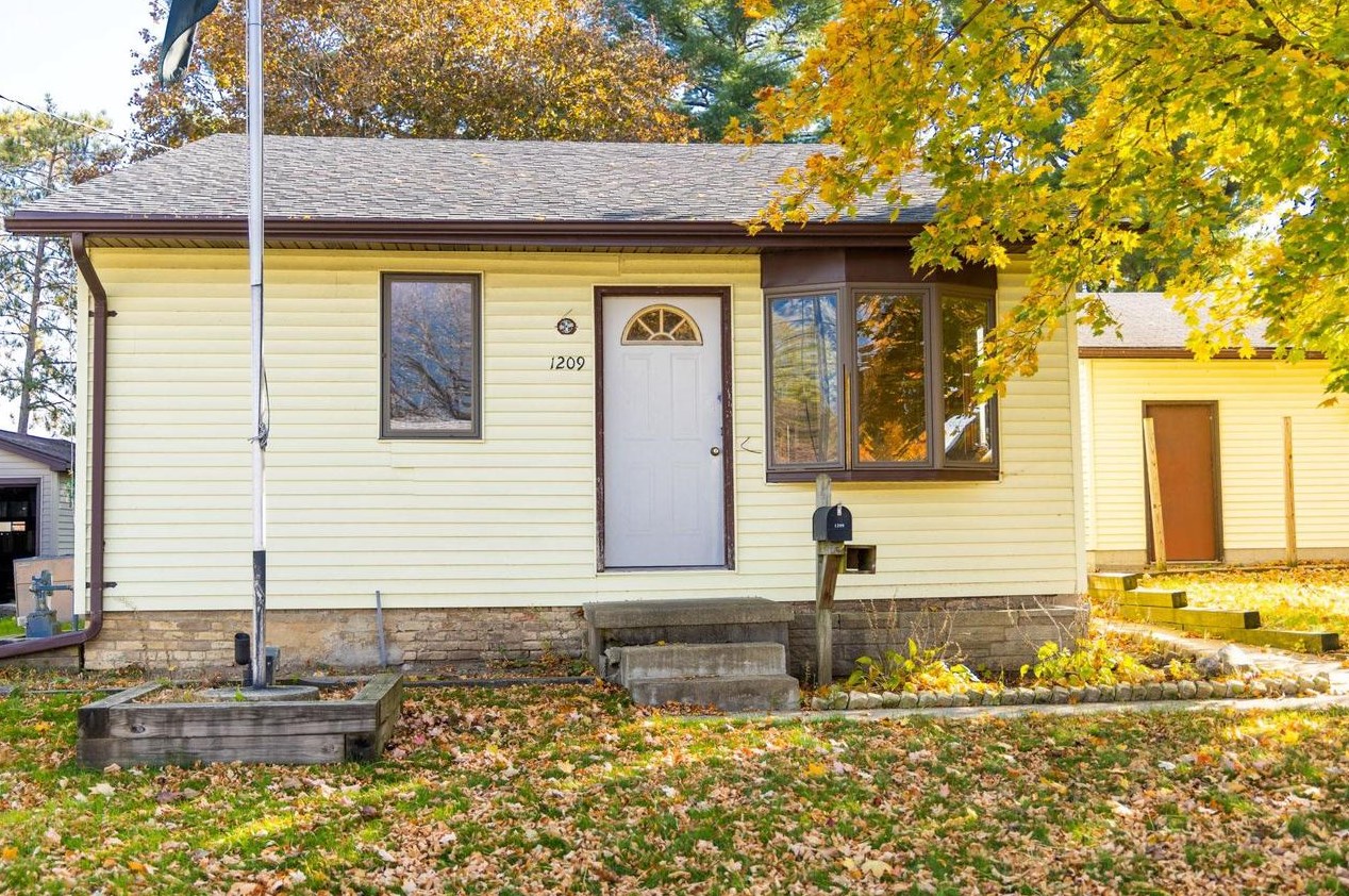 1209 Dakota St, Watertown, WI 53094