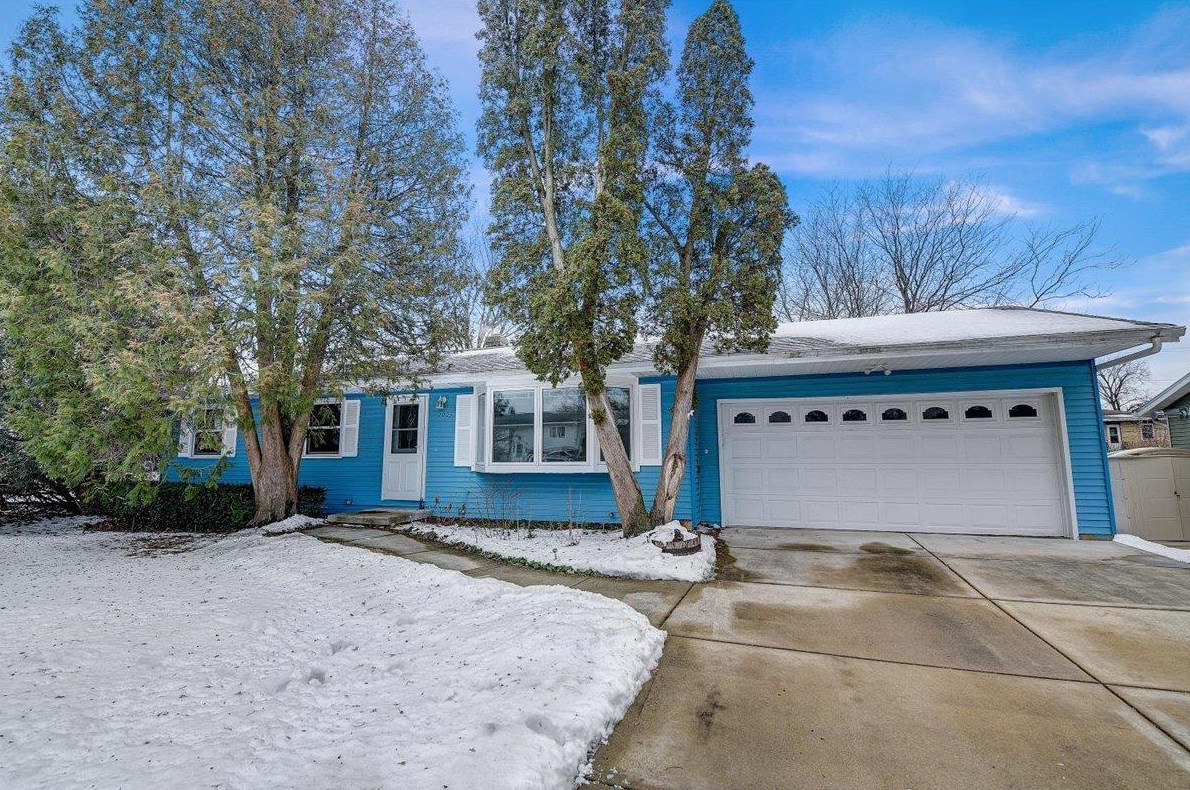 1005 Magnolia Ln, Madison, WI 53713-2516