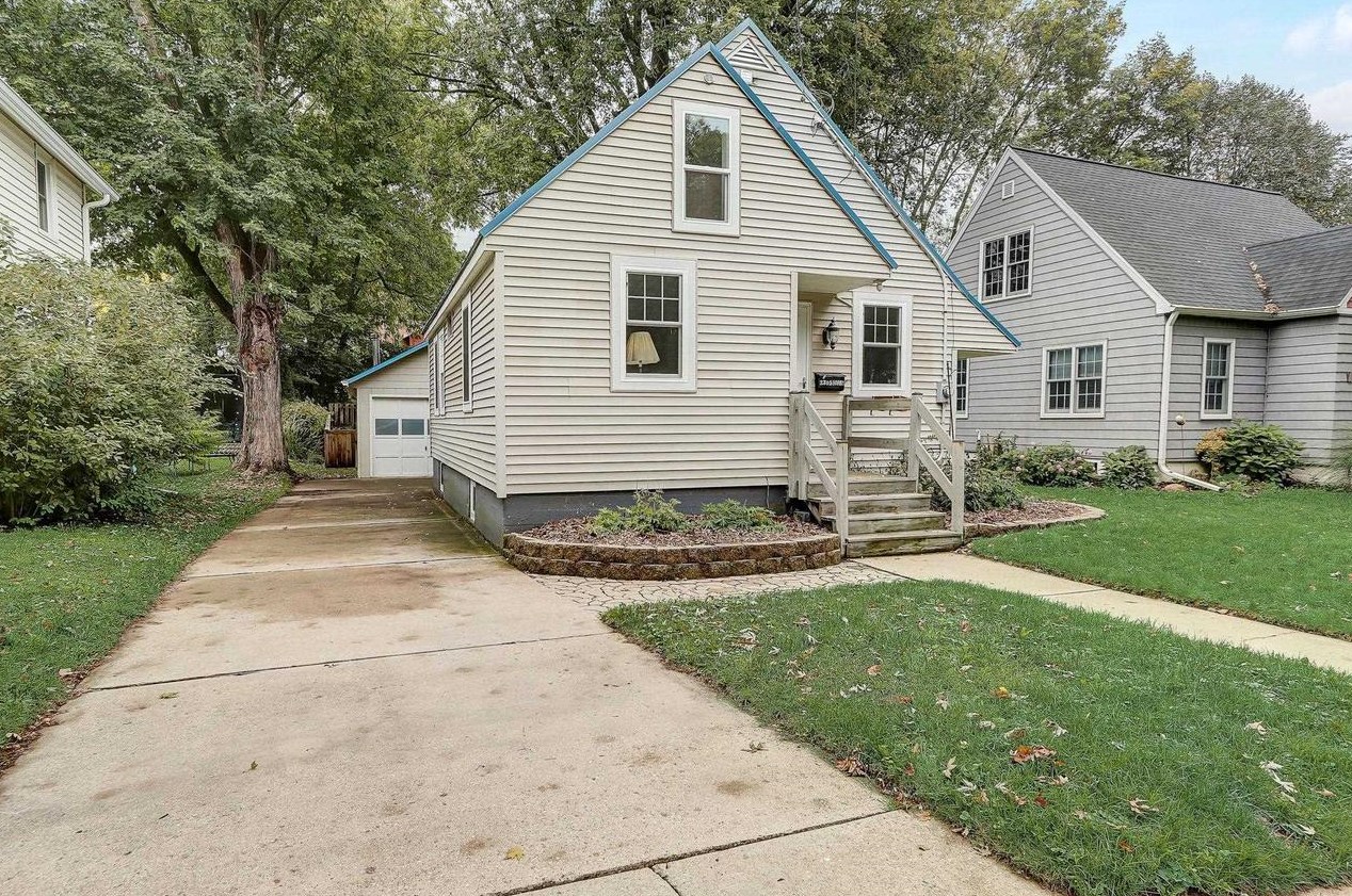 2305 Hoard St, Madison, WI 53704-4952