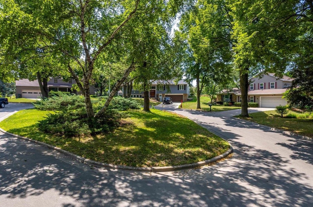10 Round Hill Cir, Madison, WI 53717-1319