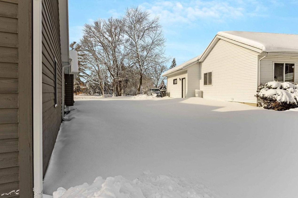 205 Nicholas Dr, Delavan WI  53115-2249 exterior